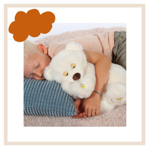 Alerte nouveauté ✨! Mon ourson rêveur est une peluche interactive, avec des musiques douces pour s’endormir 💤.
 
Découvrons ensemble ses 2 fonctions :
 
☁️ 1. Appuie sur sa patte avant et le petit ourson ronfle doucement.
☁️ 2. Appuie sur sa patte arrière et le petit ourson joue 4 douces mélodies 🎶.
 
L’idée cadeau rêvée pour que l’heure du coucher ne soit plus jamais repoussée ! 🤩
 
#gipsytoys #doudou #peluche #ourson #ours #pelucheours #oursonreveur