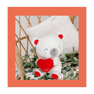 Gipsy Toys est là pour vous donner le plein d’idées et gâter votre ⭐️ Maman ⭐️ comme il se doit ! 
 
(Re)découvrez notre peluche Cuty Love Ours 🐻‍❄️ qui porte tendrement dans ses bras un grand cœur rouge ❤️. Cette peluche s’invite facilement dans n’importe quel intérieur tandis que sa couleur rouge apporte une note d’amour à la décoration ! Sa broderie « Love » est très qualitative. Cette peluche se décline aussi en panda 🐼 ou en koala 🐨. 
 
#cutylove #ours #peluche #pelucheours #doudou #kids #gipsytoys #mum #maman #motherday #fetedesmeres